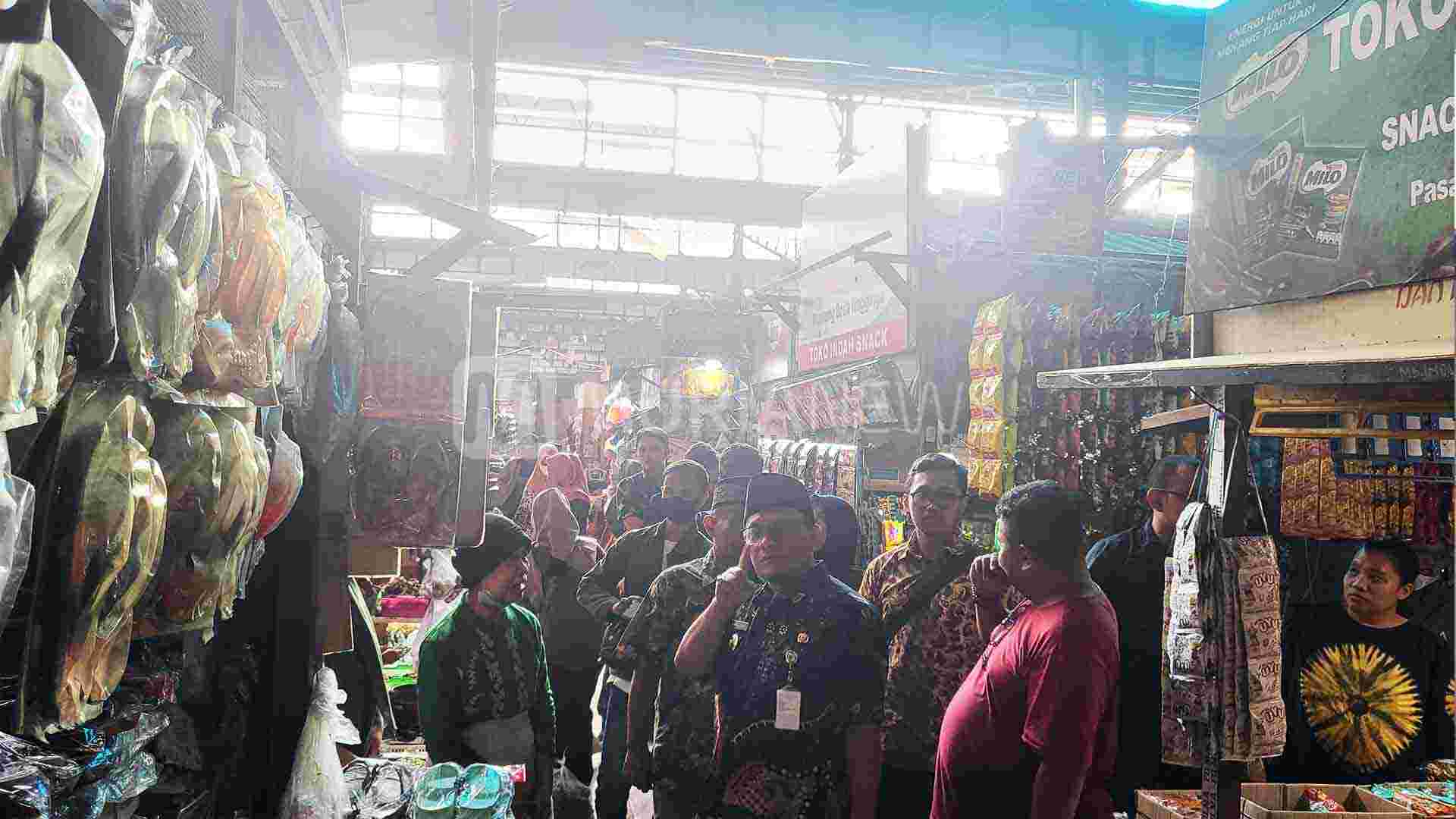 Blusukan Pasar Jember, Pj Bupati Kudus Disambati Atap Bocor