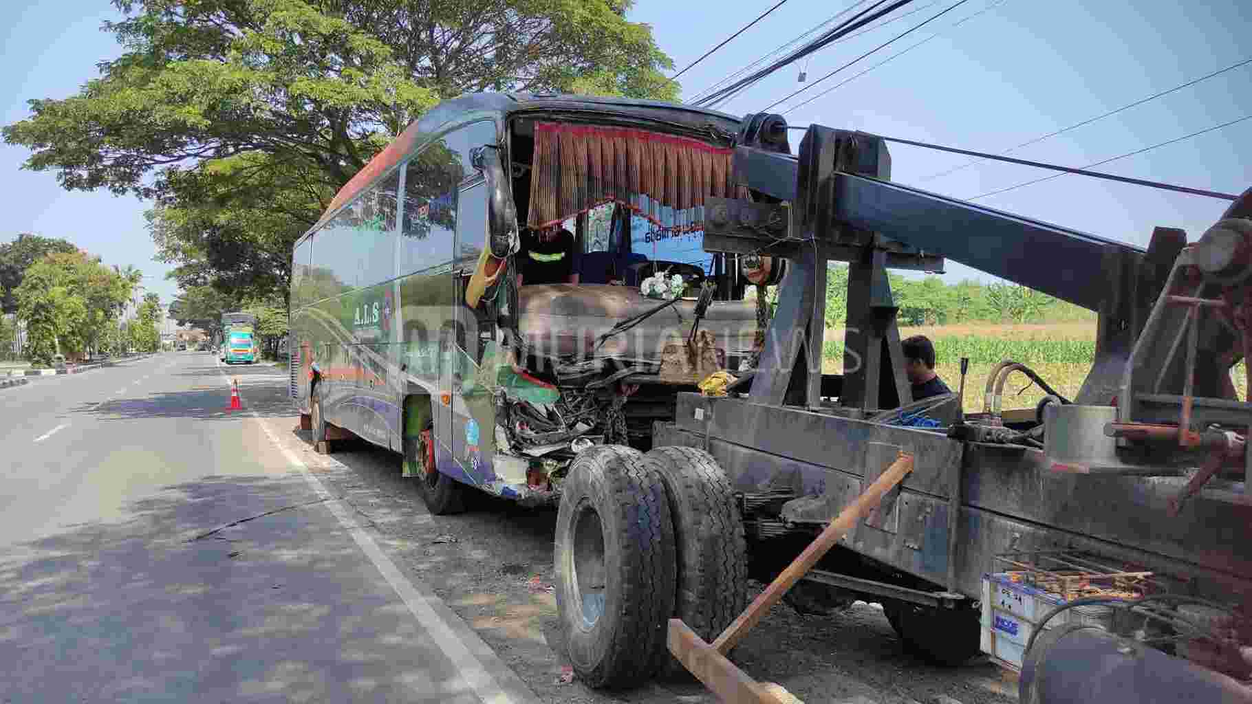Kecelakaan Bus vs Truk di Kudus, Satu Orang Dilarikan ke RS