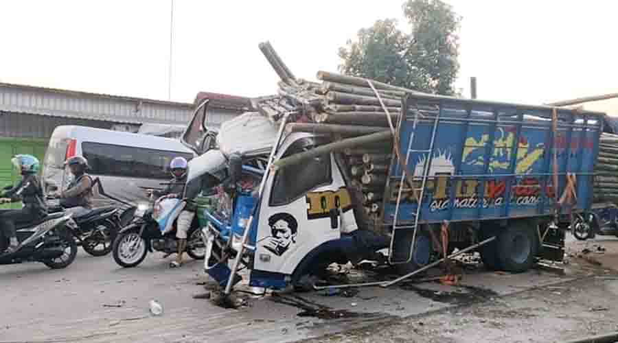 Kronologi Kecelakaan Truk vs Elf di Jalan Godong-Purwodadi