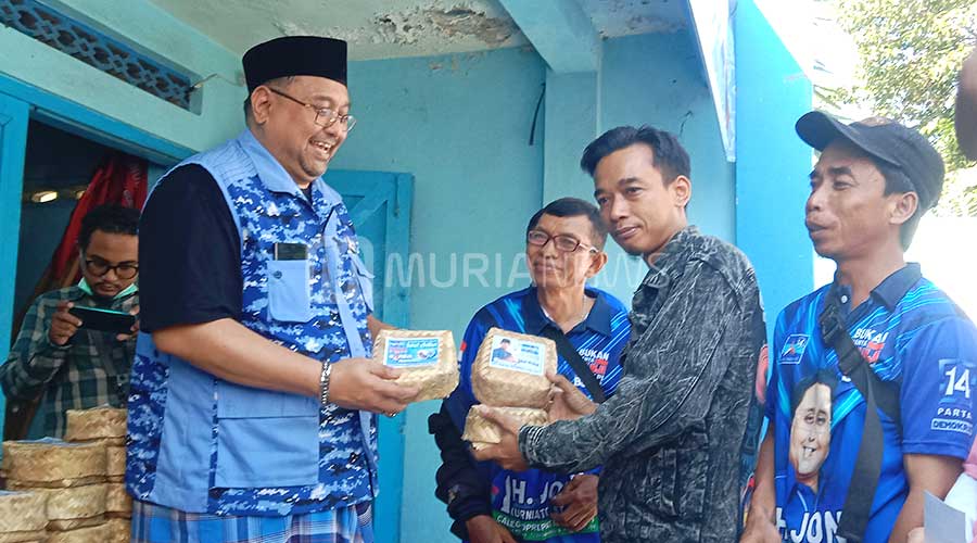 Ramah Ligkungan, Demokrat Pati Bagi Daging Kurban Pakai Besek