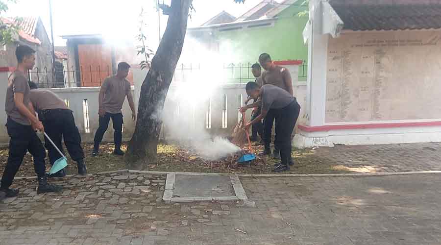 Jelang HUT Bhayangkara, Polres Grobogan Bersihkan TMP Purwodadi