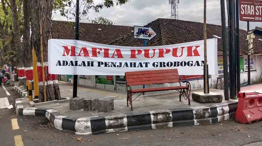 Spanduk Mafia Pupuk Mejeng di Depan Kantor Diskominfo Grobogan