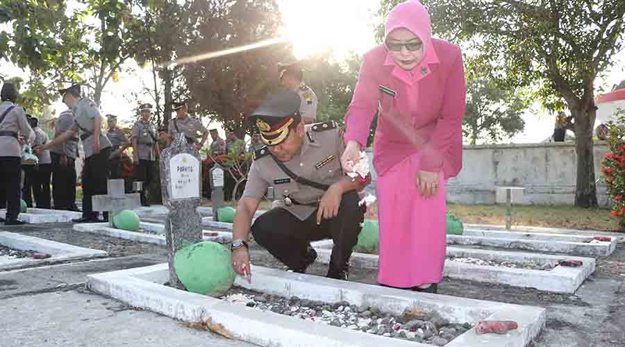 HUT Bhayangkara, Polisi di Grobogan Berziarah ke Makam Pahlawan
