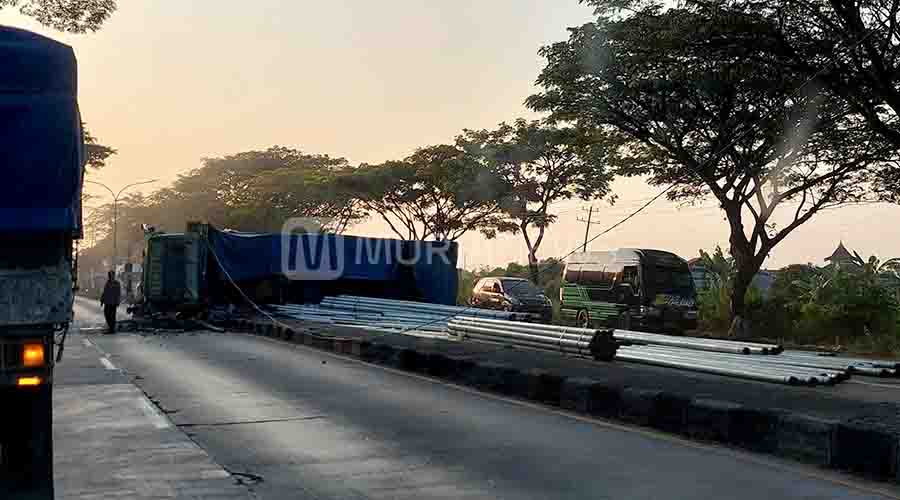 Kecelakaan di Jalan Kudus-Demak: Truk Muatan Pipa Terguling