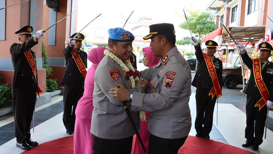Polres Kudus Gelar Apel Farewell Parade Kapolres Baru