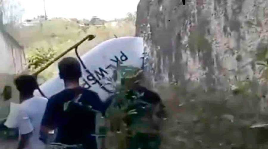 Diduga Tersangkut Tali Layangan, Helikopter Jatuh di Bali