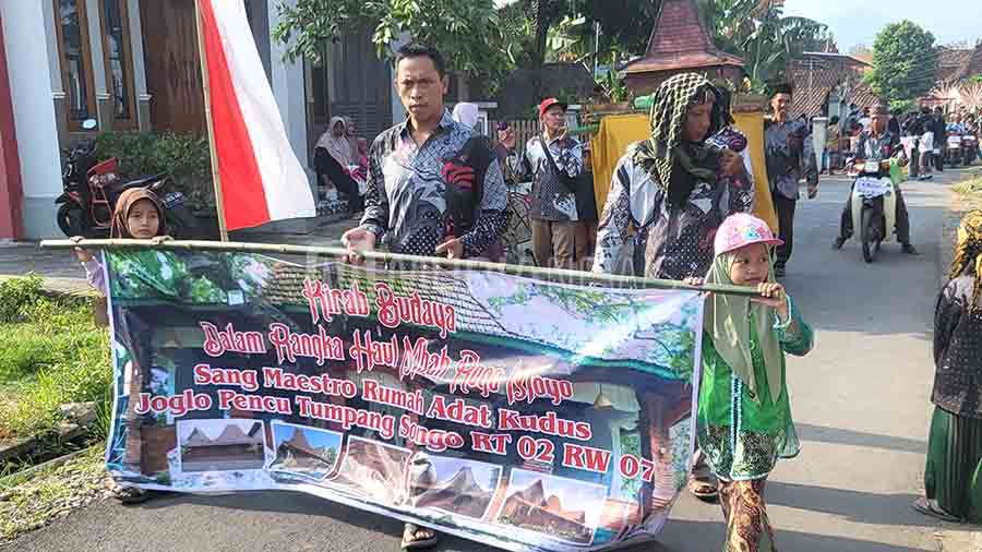 Ratusan Warga Meriahkan Kirab Budaya Haul Mbah Rogo Moyo Kudus