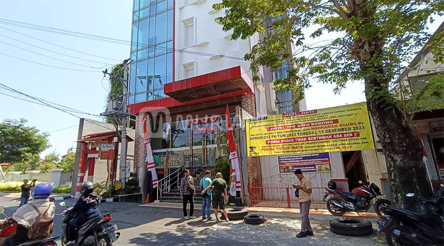 Pemkab Lamban Tangani Kasus Sato, Warga Pasang Banner Protes