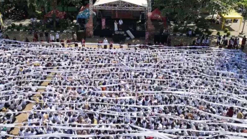 Bentangkan Selawat Asnawiyah 1,25 Km, IAIN Kudus Terima Rekor MURI