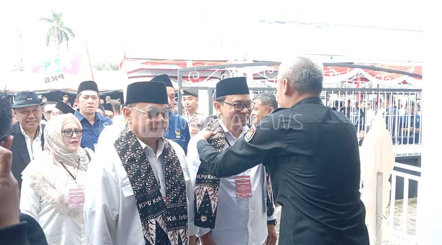 Ribuan Pendukung Antar Sudewo-Chandra Mendaftar di KPU Pati