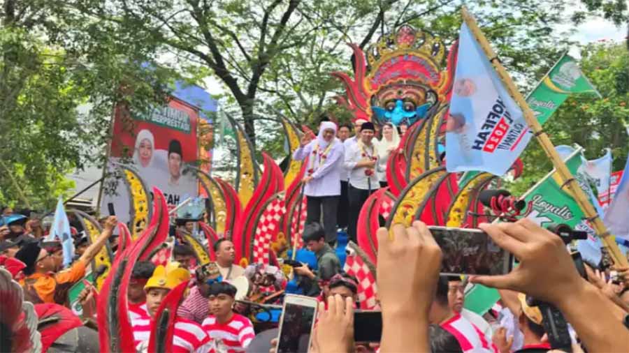 Daftar ke KPU Jatim, Khofifah-Emil Dardak Diantar Ribuan Relawan