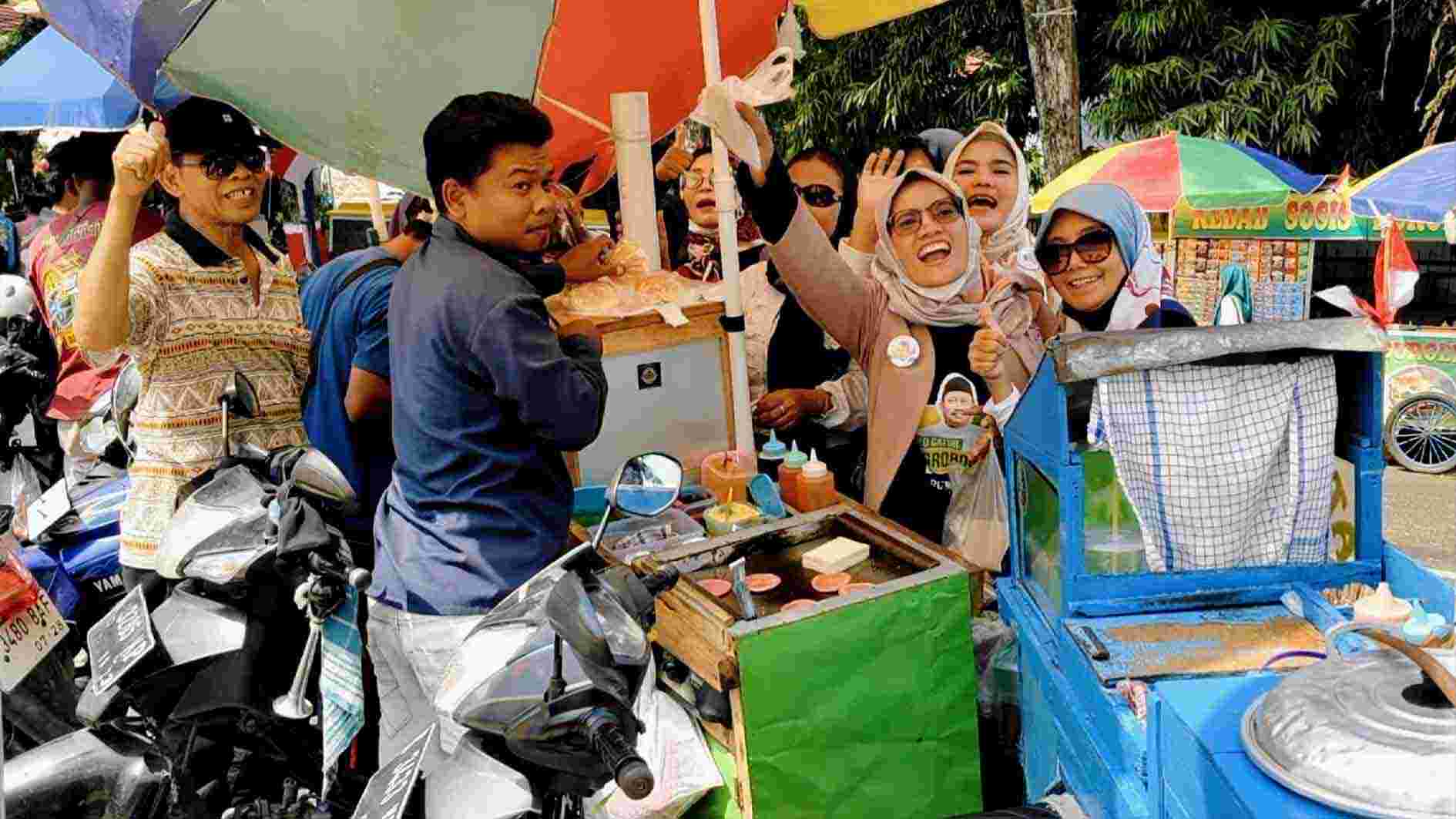 Bambang-Catur Maju Pilkada Grobogan, Bakul Pentol Gratiskan Dagangan