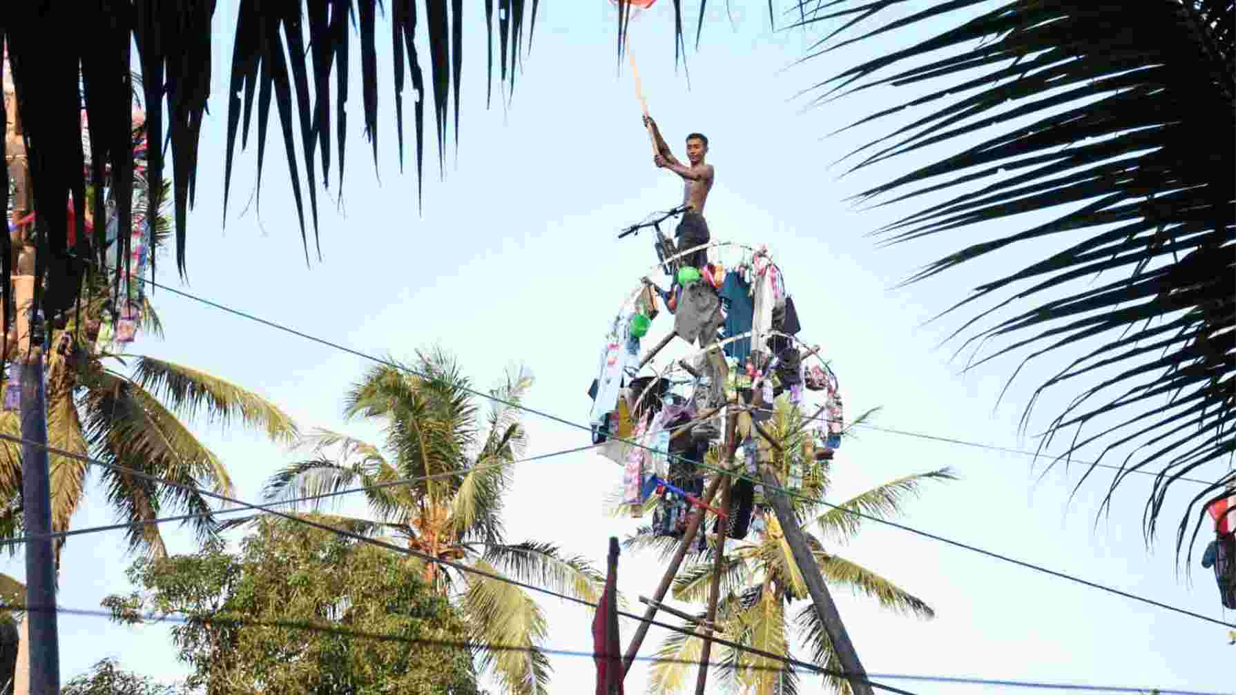 Seru! Festival Panjat Pinang di Desa Aglik Purworejo, Hadiahnya Sepeda