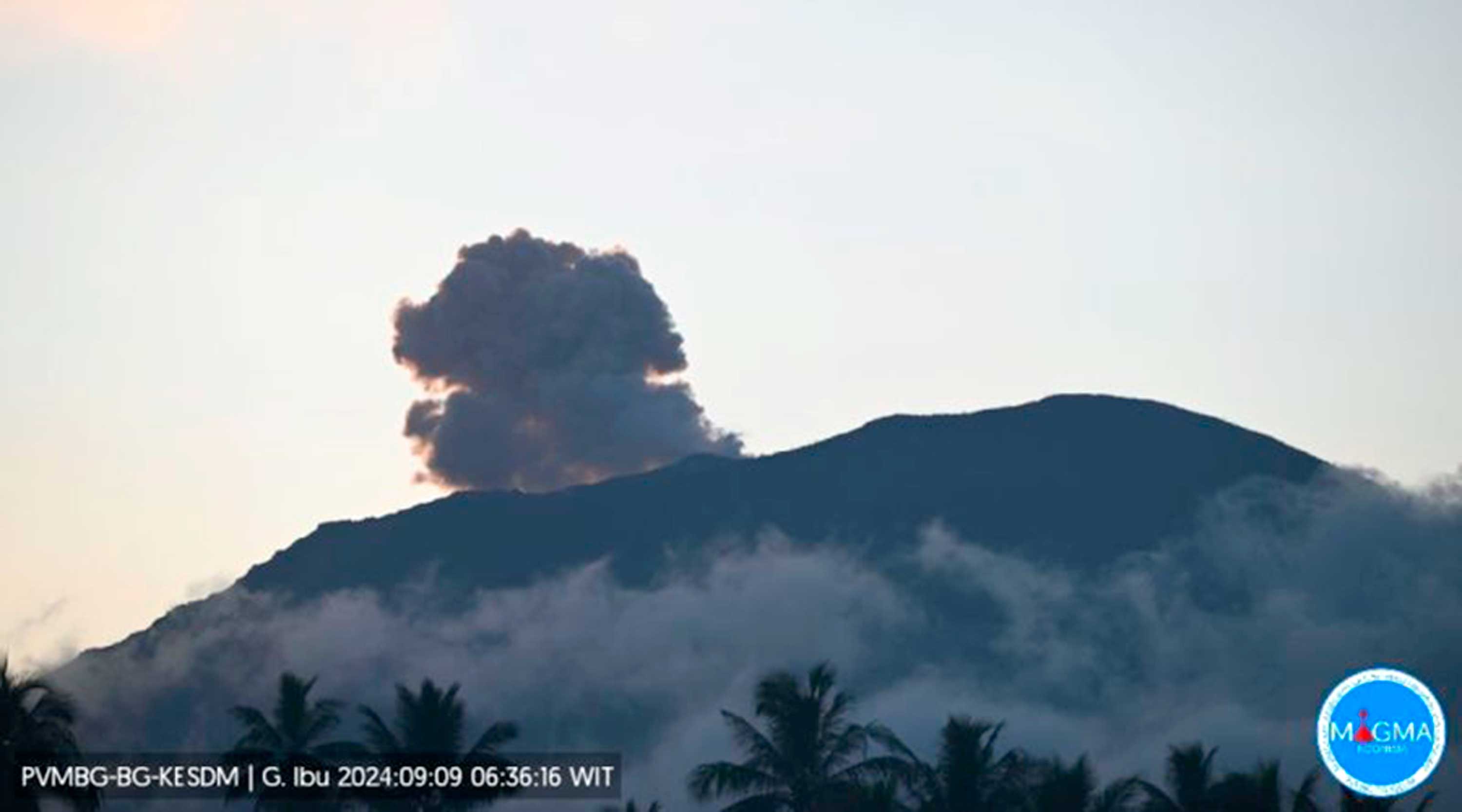 Gunung Ibu di Halmahera Barat Erupsi Tiga Kali, Status Siaga