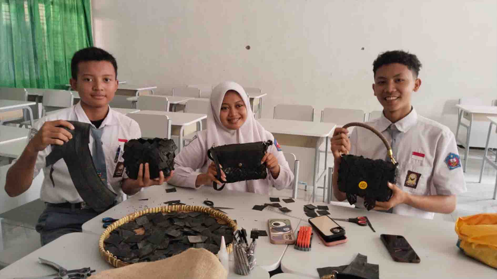 Siswa Blora Ini Sulap Limbah Ban Jadi Tas Unik, Raih Berbagai Juara