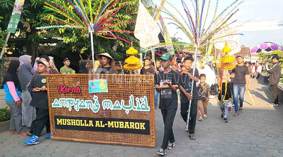 Peringati Maulid Nabi, Desa Loram Kulon Gelar Kirab Ampyang Maulid