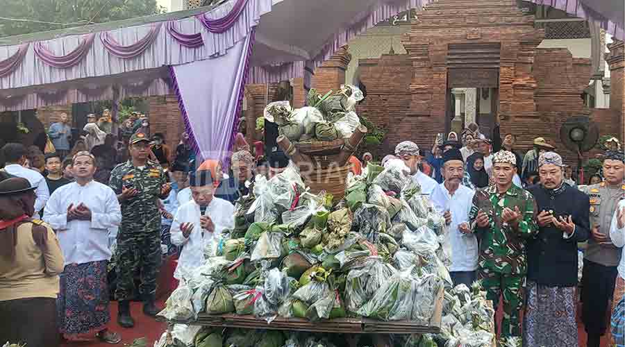 Lima Ribu Sego Kepel Dibagikan Saat Kirab Ampyang Maulid Loram Kulon