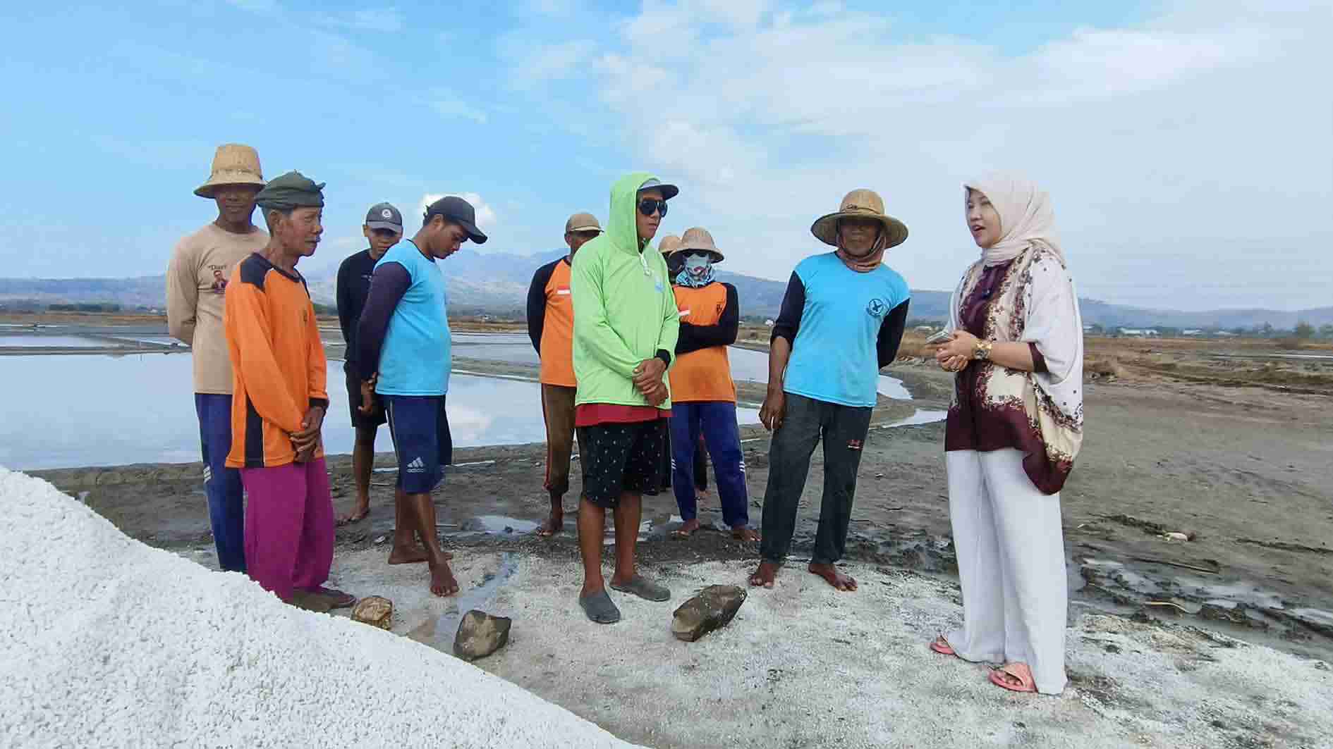 Blusukan ke Kampung Garam, Mbak Vivit Didukung Jadi Bupati Rembang