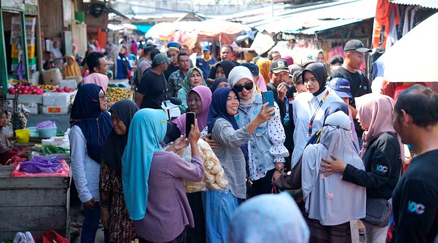Blusukan di Pasar Pamotan Rembang, Mbak Vivit Borong Sembako