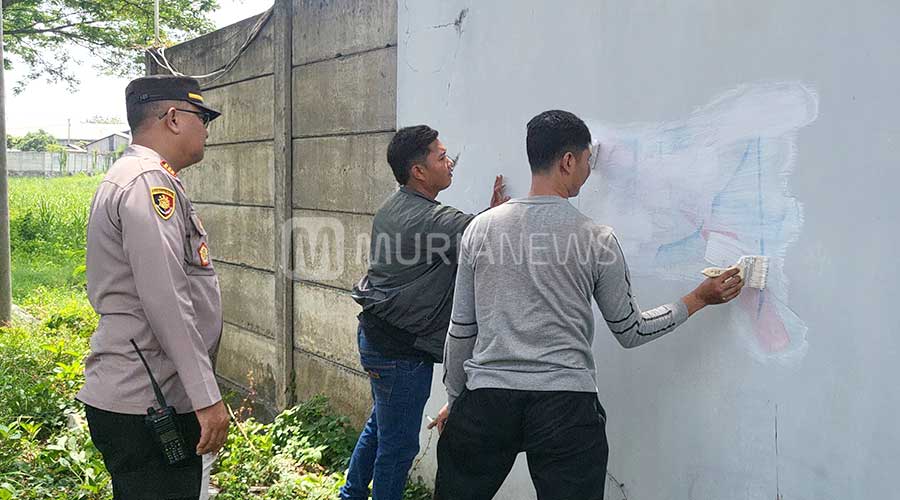 Polres Kudus dan Suporter Persiku Hapus Vandalisme di Jalan Kudus-Pati