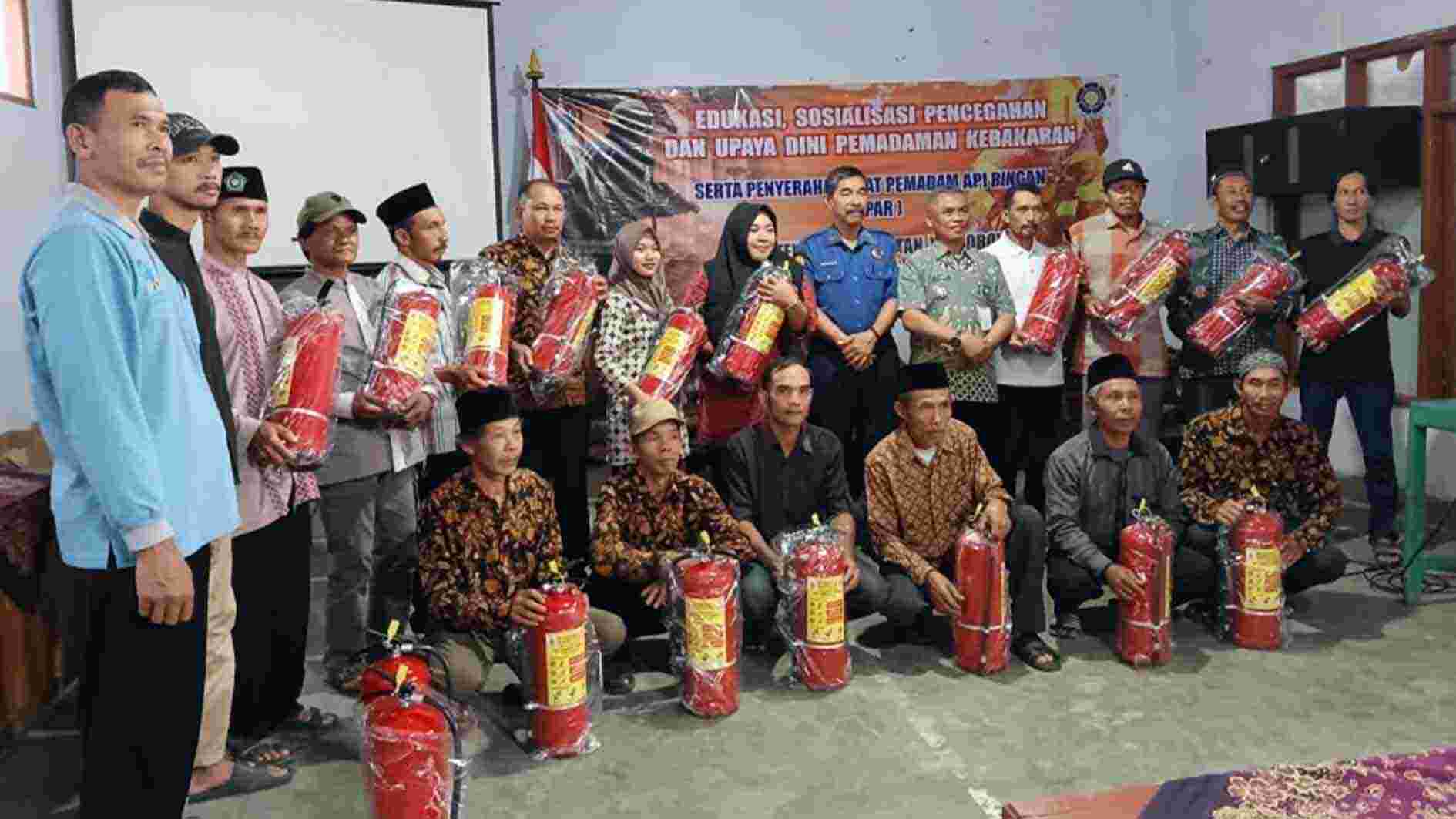 Cegah Kebakaran, Damkar Temanggung Berikan APAR di Desa Tening