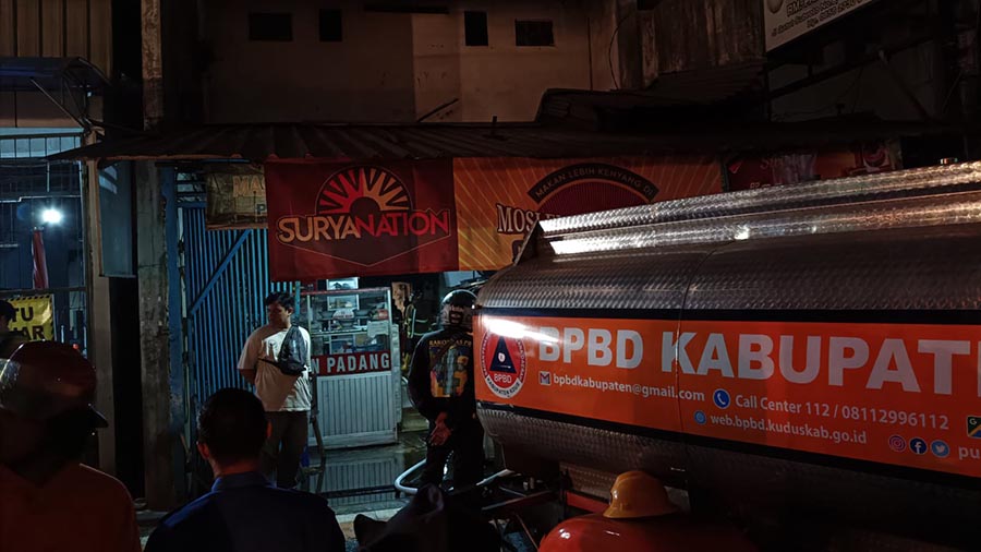 Rumah Makan Belakang Ramayana Kudus Kebakaran, Warga Panik!