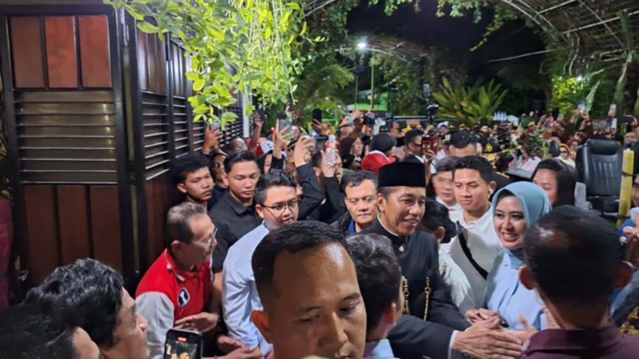 Jokowi Disambut Ribuan Warga saat Tiba di Solo, Ada Ahmad Luthfi