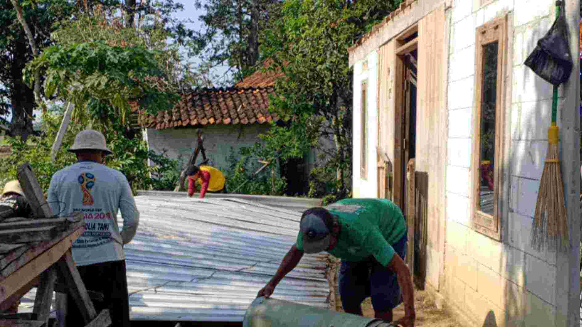 Wush, Teras Rumah Warga Kronggen Grobogan Ambyar Diterjang Angin