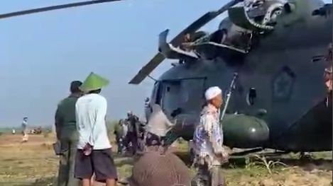 Helikopter TNI AD Mendarat Darurat di Persawahan Kadengan Blora