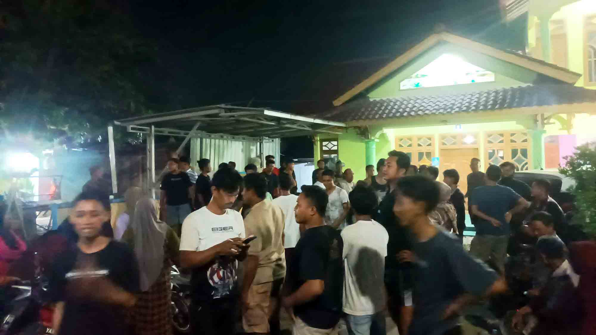 Viral, Ratusan Warga Desa Tawangharjo Pati Geruduk Rumah Kades