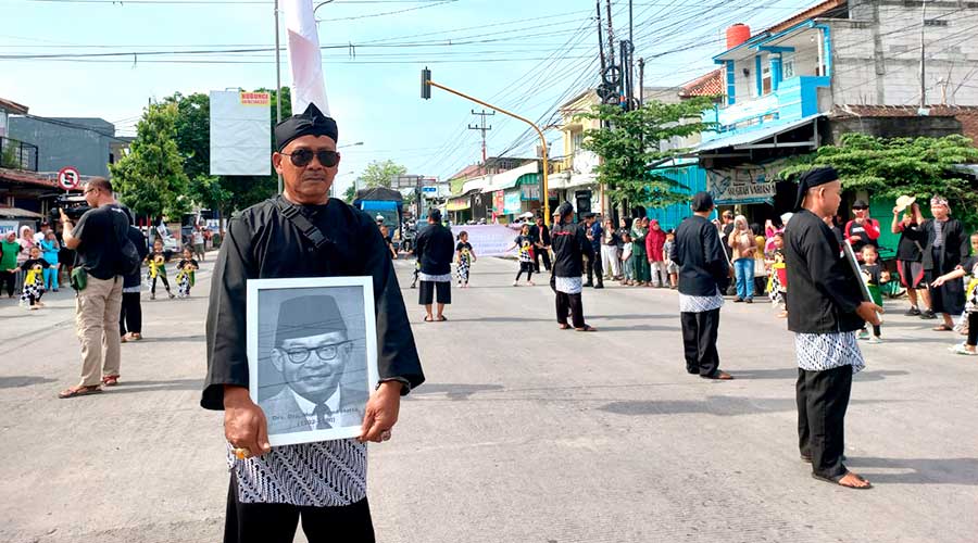 Hari Pahlawan, Pengendara Hening Cipta di Perempatan Danyang Purwodadi