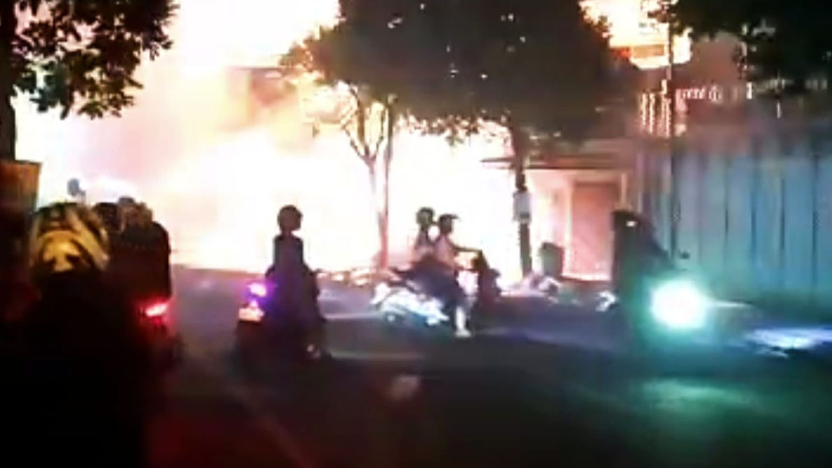 Trafo Listrik di Jalan Kudus Keluarkan Percikan Api, Pengendara Panik