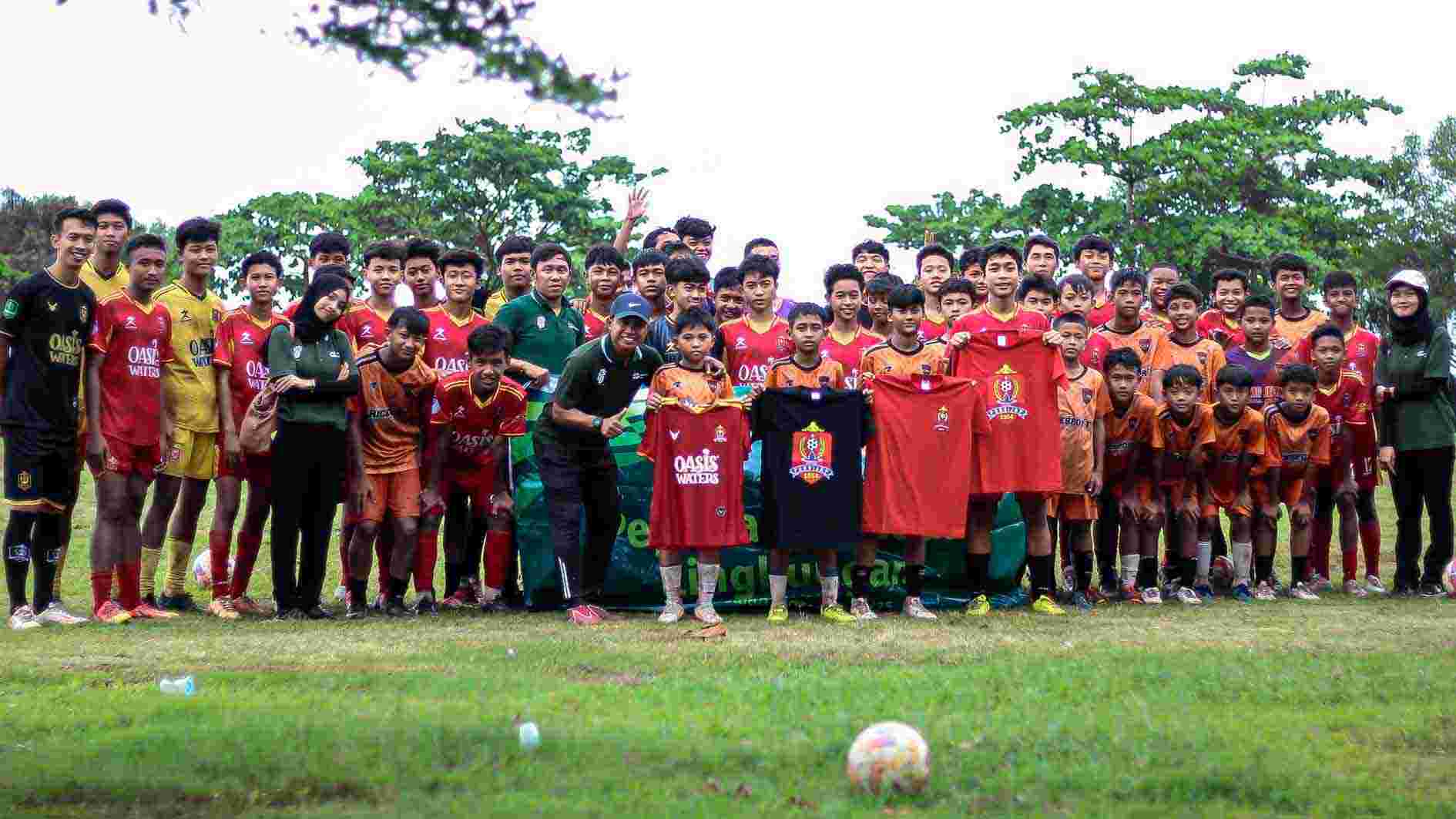 Manfaatkan Jeda Pertandingan, Pemain Persijap Latih Anak SSB