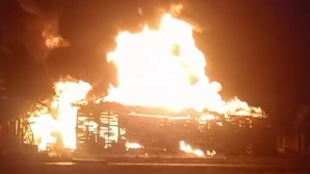 Hanya Karena Mi Instan, Suami Tega Bakar Rumah dan Istrinya!