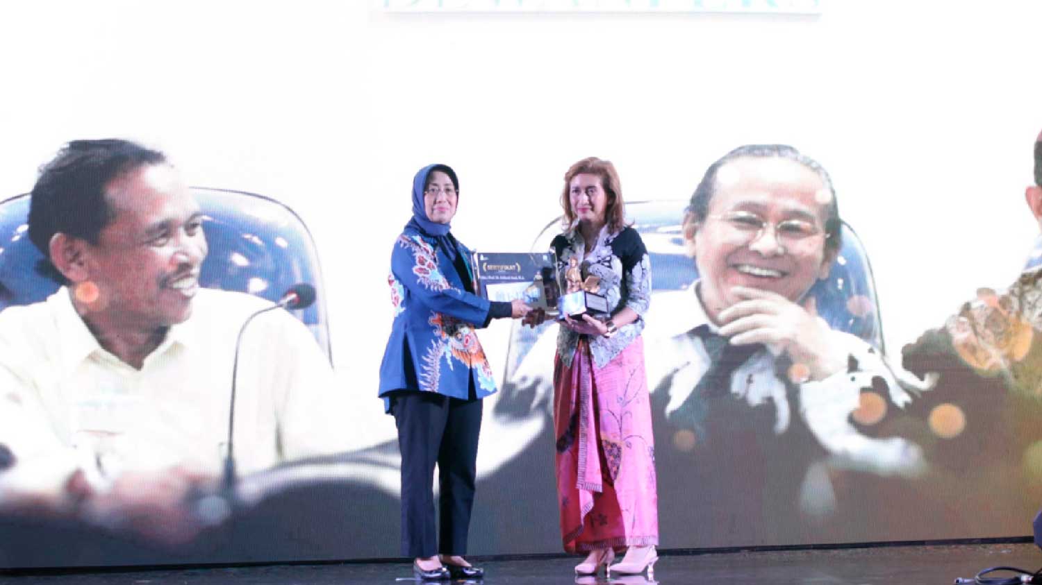 Dewan Pers Berikan Anugerah Lifetime Achievement untuk Ichlasul Amal 