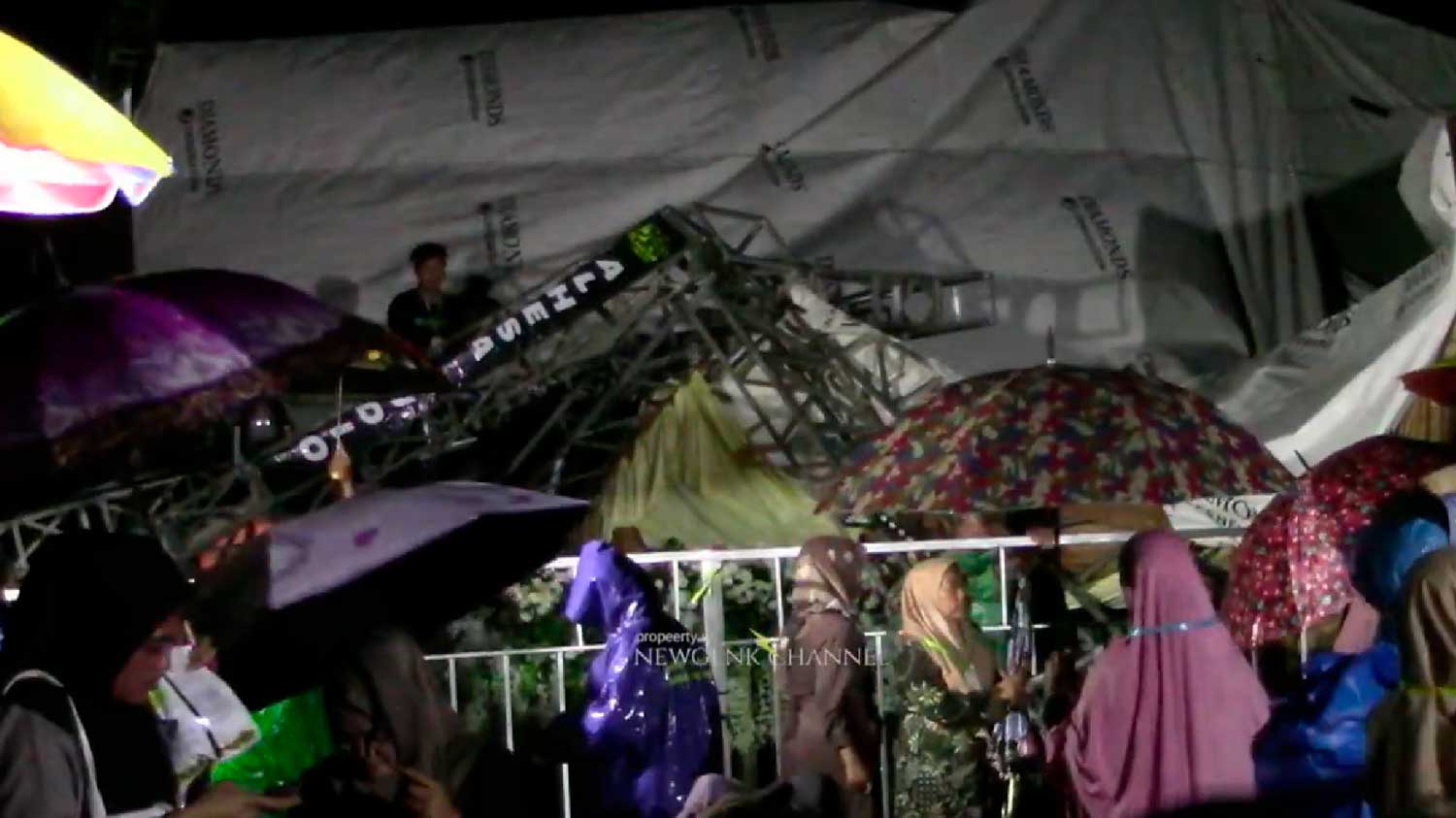 Atap Panggung pengajian Gus Iqdam di Blora Tiba-Tiba Ambruk