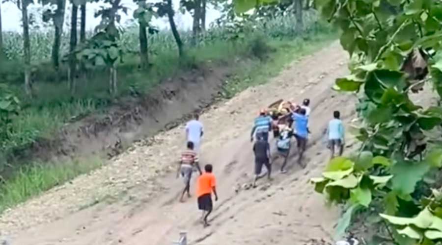 Jalan Berlumpur, Warga Grobogan Terpaksa Ditandu ke Puskesmas