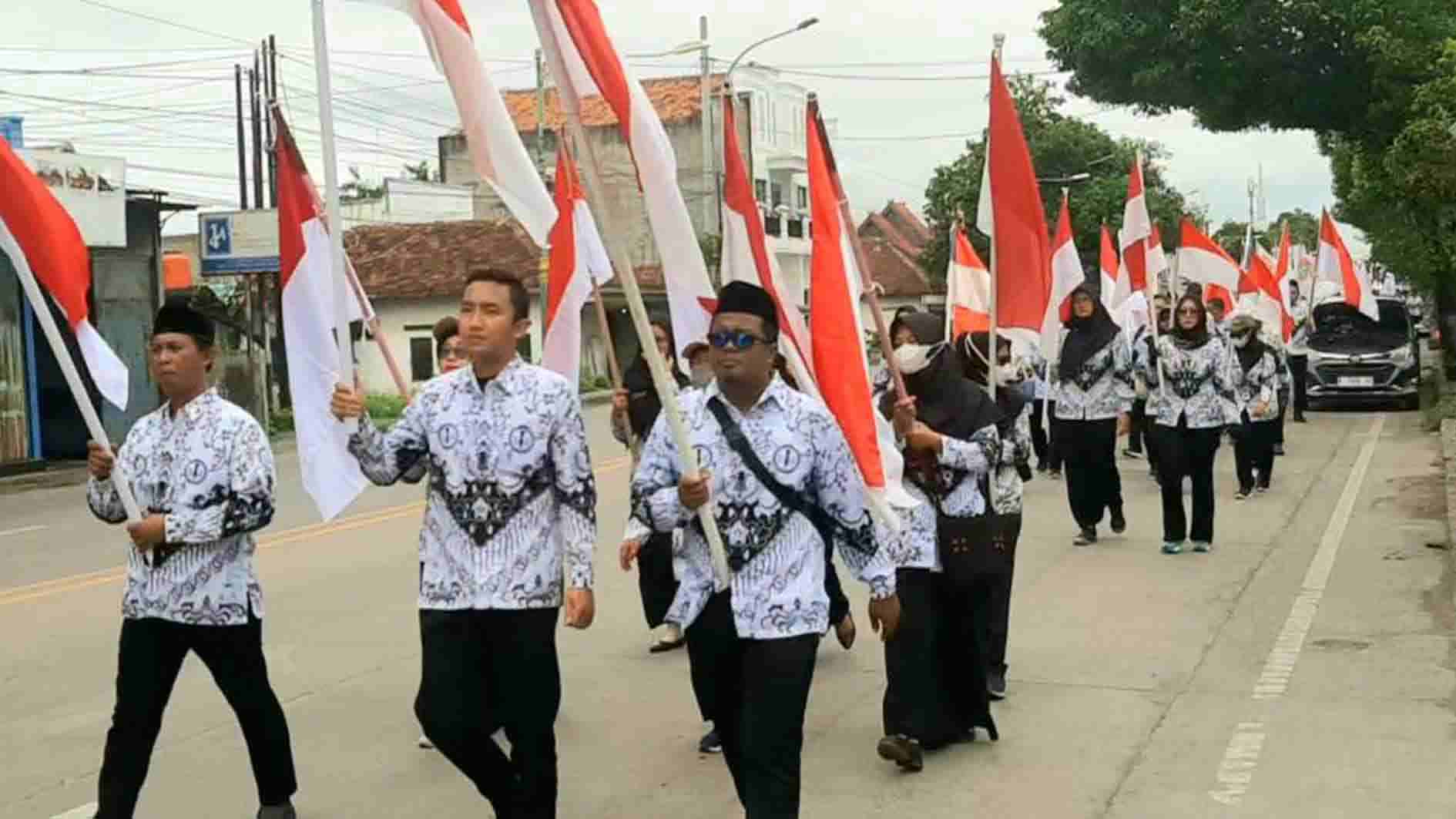 Pindahan, Ribuan Guru Rembang Long March ke Kantor PGRI Baru