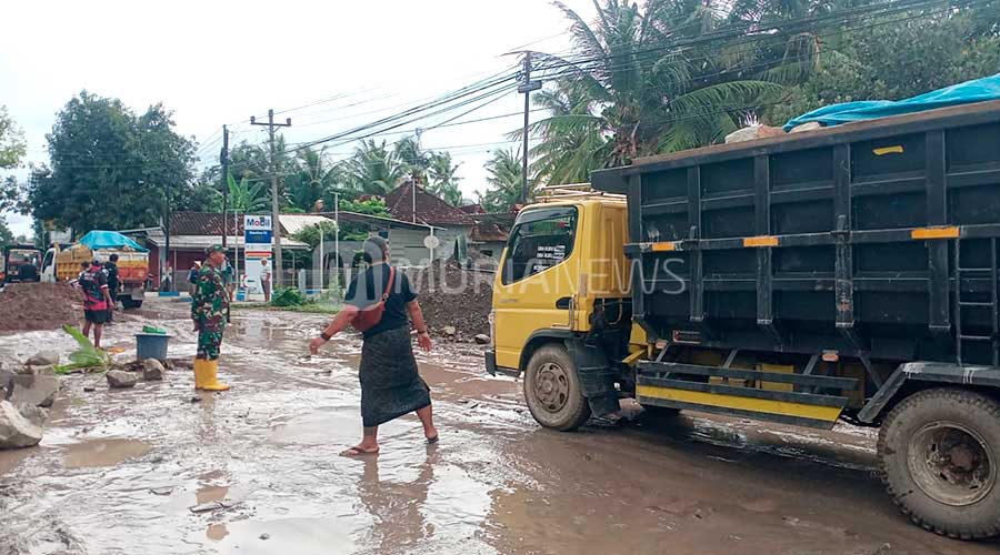 Warga Blokade Truk Tambang Gegara Jalan Dukuhseti-Tayu Rusak Parah