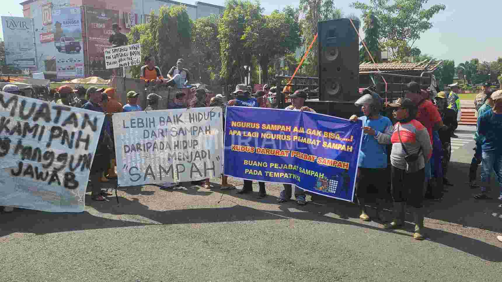 Paguyuban Petugas Sampah Kudus Demo di Depan Pendapa, Tuntut Ini