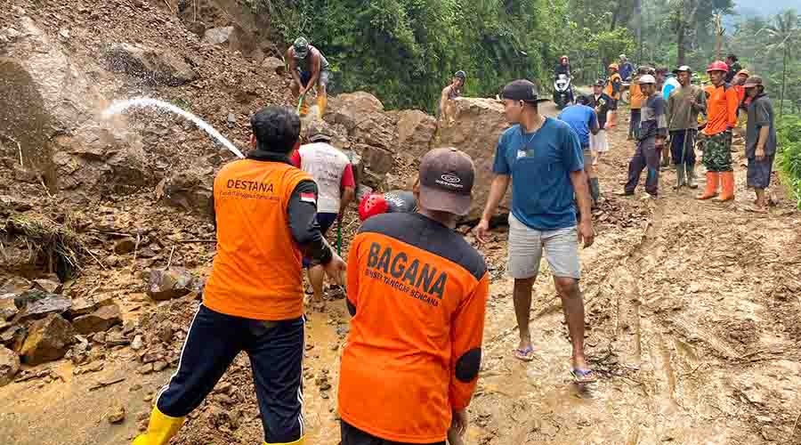 Longsor Kudus: Akses Jalan Warga Semliro Rahtawu Tertutup