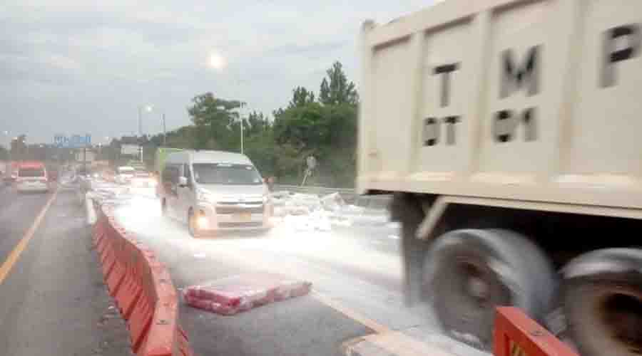 Kecelakaan Beruntun di Tol Cipularang: Warga Sibuk Jarah Kasur Muatan