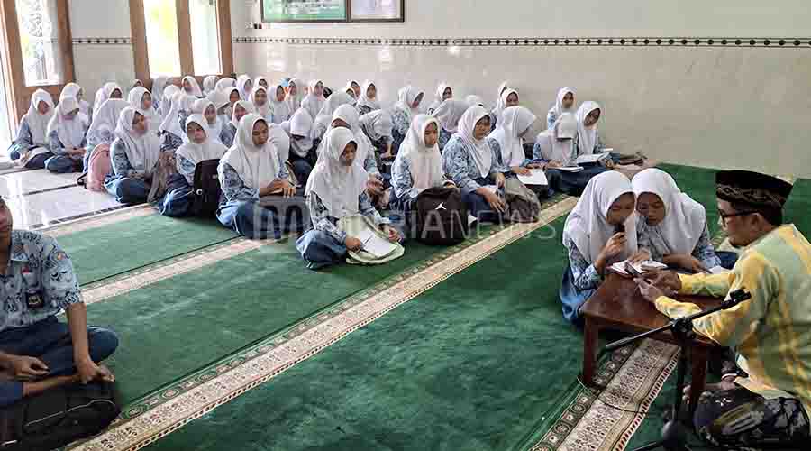 Ramadan, Siswa SMAN 1 Tahunan Jepara Nyantri Kalong