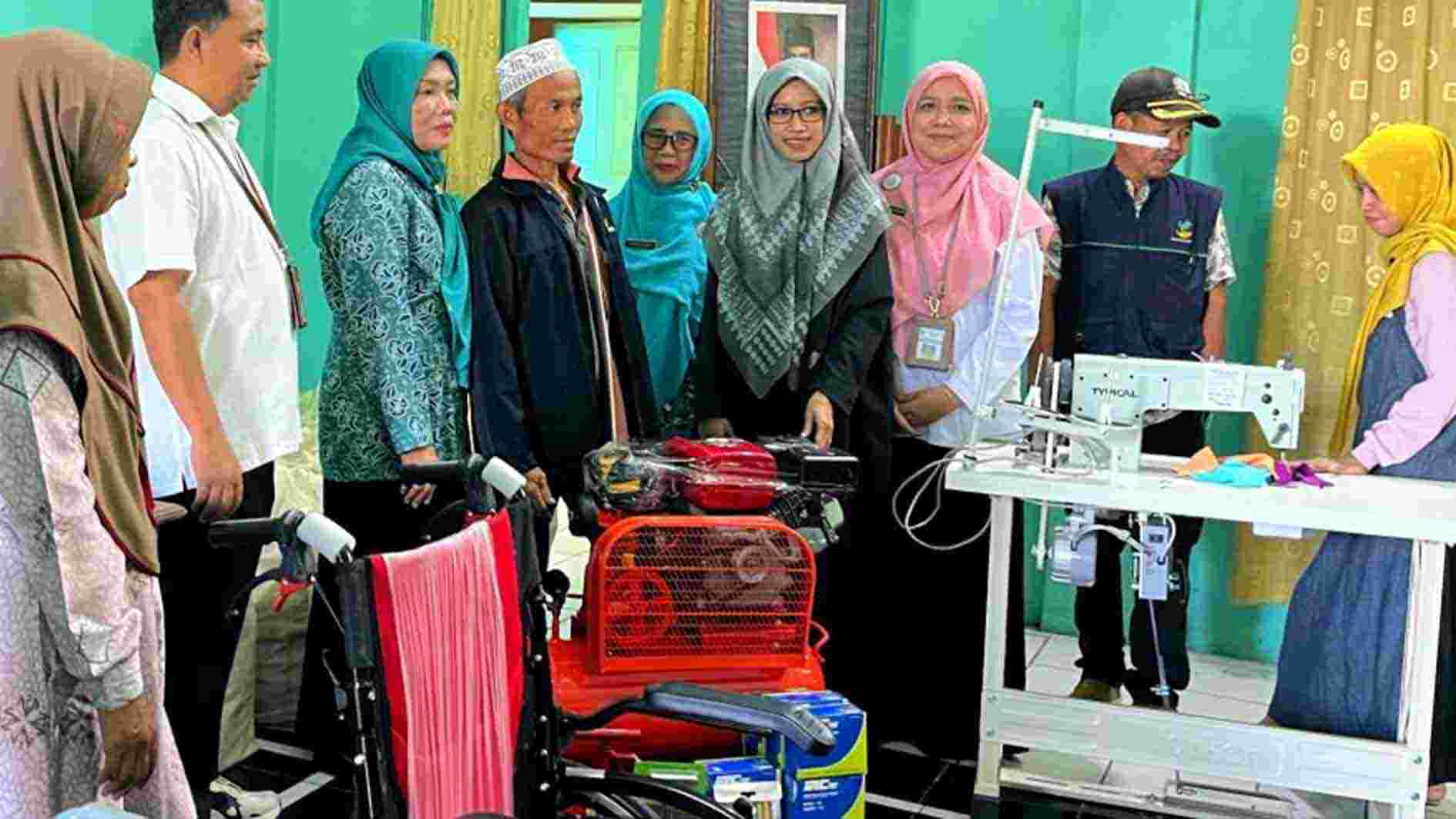 Penyandang Disabilitas di Rembang Terima Bantuan Peralatan Wirausaha