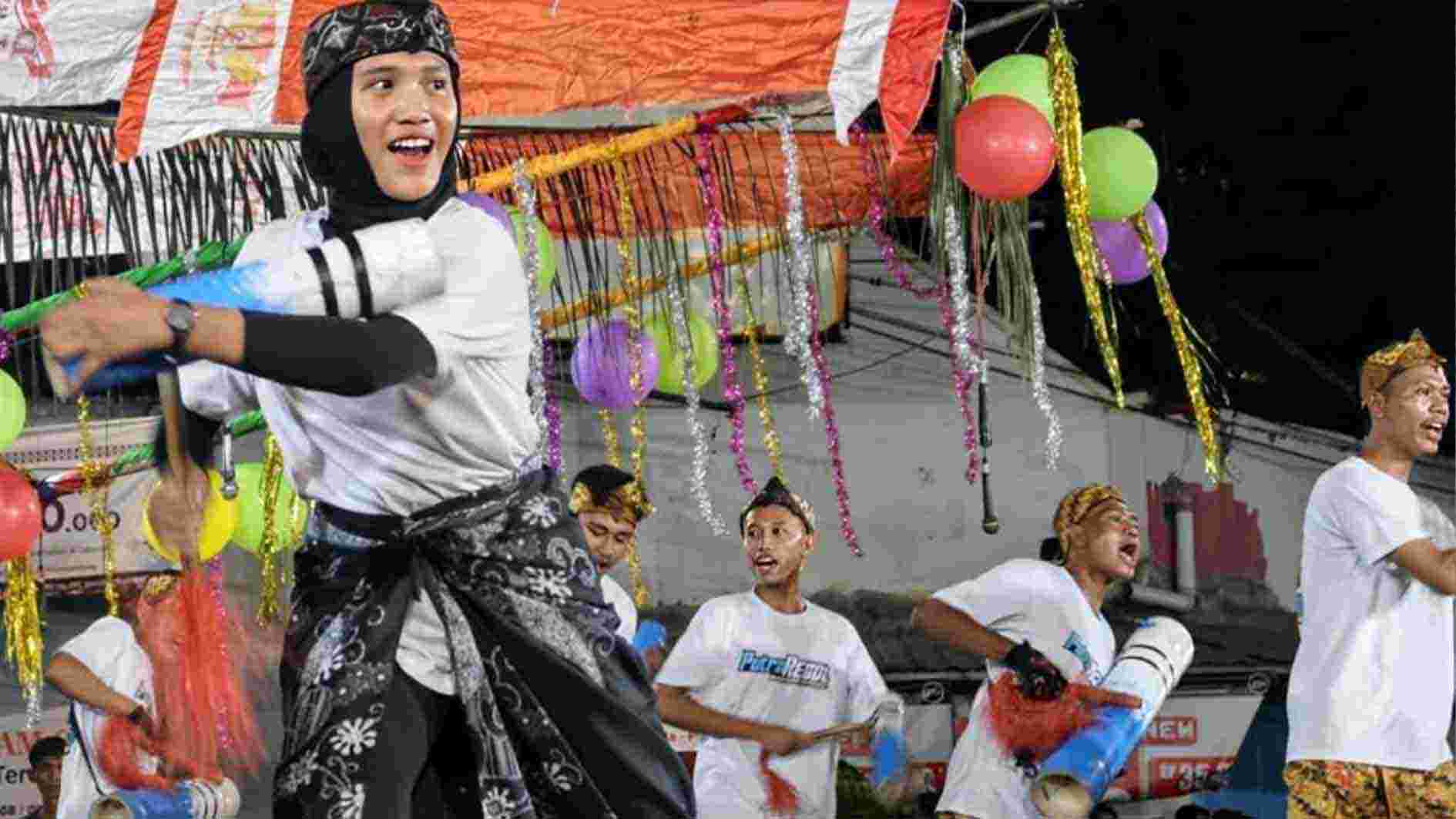 Ribuan Warga Antusias Saksikan Festival Thong-Thong Lek Rembang