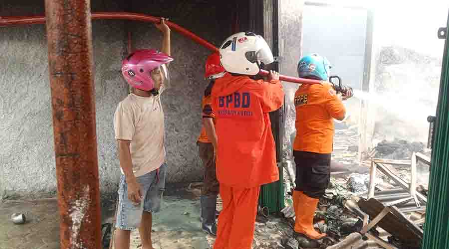 Kebakaran, Tiga Toko di Kandangmas Kudus Ludes