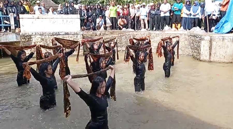 Unik, Siswa SMAN 1 Kayen Pati Bersih-Bersih Sungai Sambil Pentas Tari