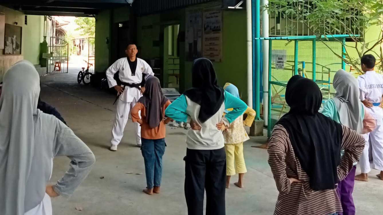 Keren, Polisi Kudus Ajari Santri Taekwondo Lawan Kecanduan Gadget!