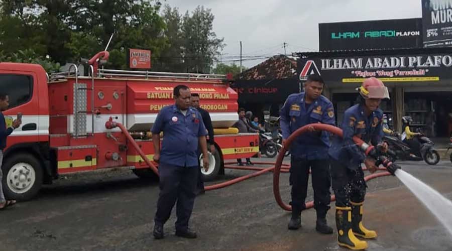 Tumpahan Solar di Bundaran Getasrejo Grobogan Bikin Jatuh Warga