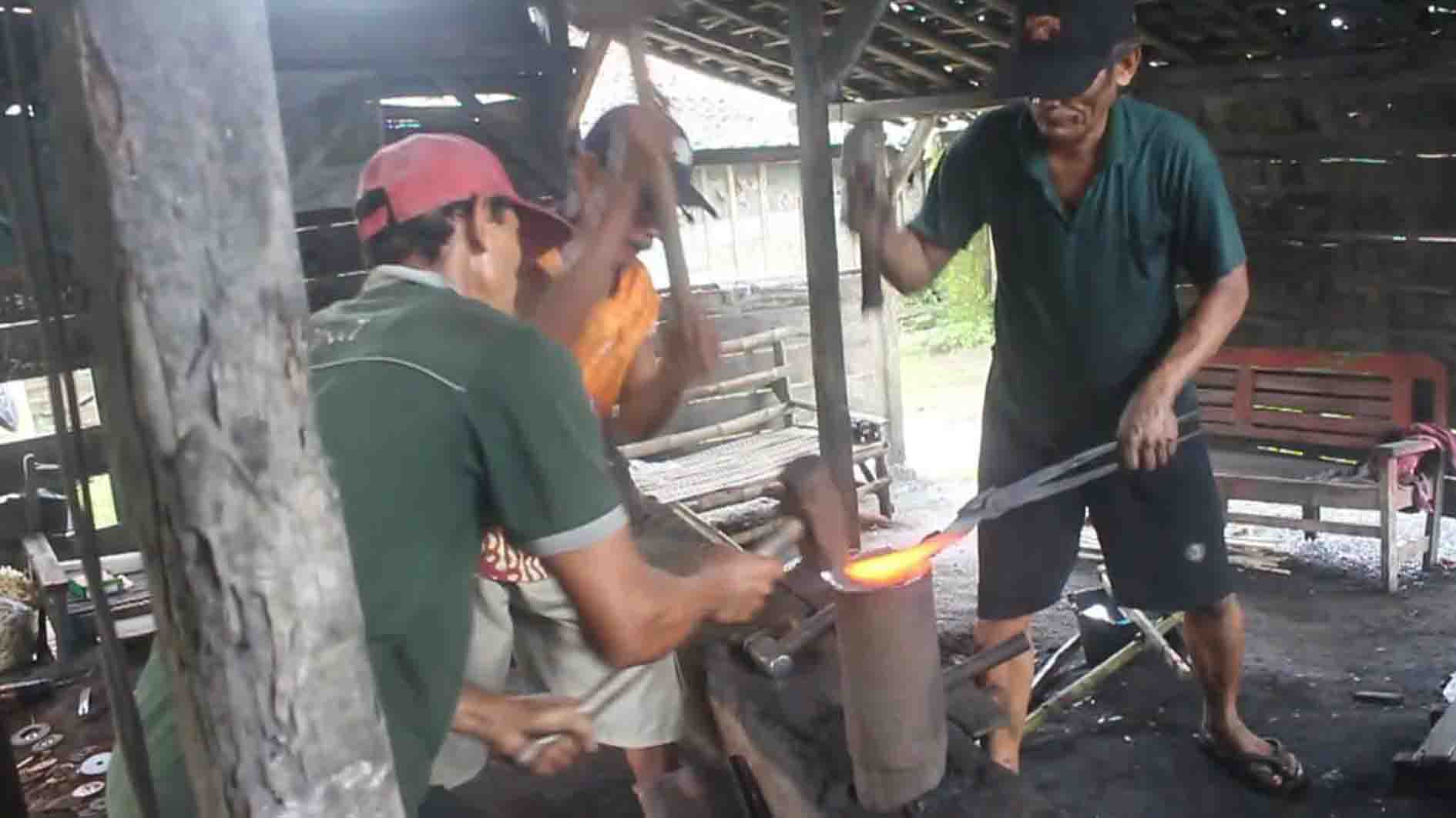 Jelang Iduladha, Pande Besi di Blora Kebanjiran Order